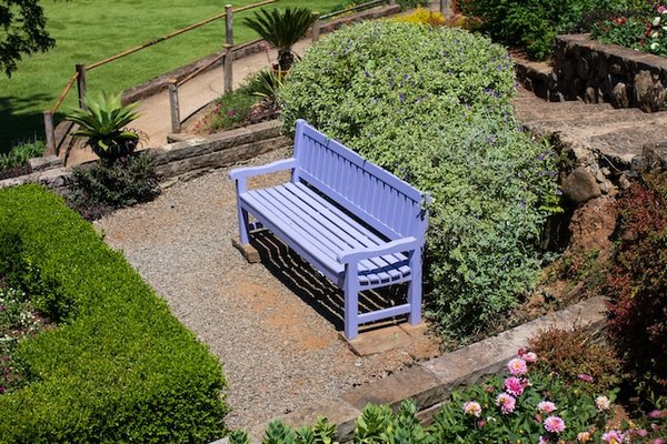 Époustouflez votre jardin avec un banc de style unique et innovant