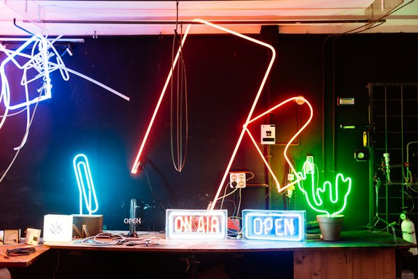 Maximisez la visibilité de votre entreprise avec une enseigne de drapeau lumineuse