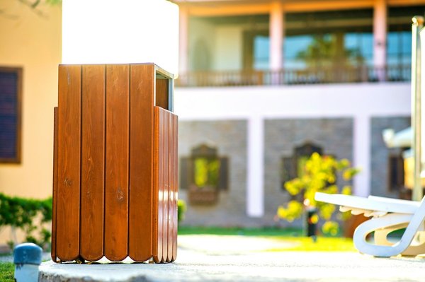 Distribel : des poubelles en bois pratiques et élégantes